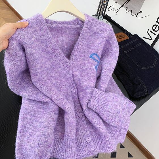 Actual shot of Korean new sweet sweater jacket for women, loose v-neck knitted cardigan top for outer wear 
Actual shot of Korean new sweet sweater jacket for women, loose v-neck knitted cardigan top for outer wear