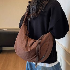 Maillard large-capacity bag women's commuter crossbody bag autumn and winter high-end shoulder cloth bag tote bag dumpling bag 
Maillard large-capacity bag women's commuter crossbody bag autumn and winter high-end shoulder cloth bag tote bag dumpling bag