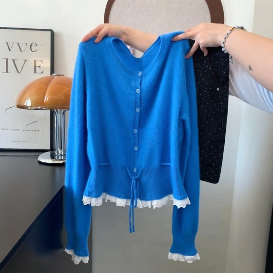 Klein blue lace lace fake two-piece long-sleeved sweater jacket for women in autumn high-end age-reducing knitted cardigan
Klein blue lace lace fake two-piece long-sleeved sweater jacket for women in autumn high-end age-reducing knitted cardigan