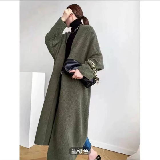 Korean version solid color long-sleeved cardigan sweater jacket for women in autumn and winter clothes loose and loose long over-knee sweater top
Korean version solid color long-sleeved cardigan sweater jacket for women in autumn and winter clothes loose and loose long over-knee sweater top
