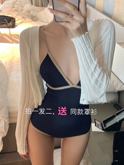 The same niche and pure pure style simple deep V high waist slim bikini swimsuit soaked in hot spring and gave model blouse
The same niche and pure pure style simple deep V high waist slim bikini swimsuit soaked in hot spring and gave model blouse