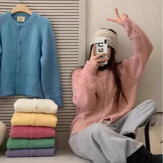 New spring and autumn style hollow round neck knitted top for women's cardigan Korean sweet lazy style loose single-breasted jacket trendy
New spring and autumn style hollow round neck knitted top for women's cardigan Korean sweet lazy style loose single-breasted jacket trendy