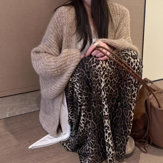 Early autumn casual sweater jacket Korean lazy and relaxed lantern sleeves soft and glutinous knitted cardigan for women
Early autumn casual sweater jacket Korean lazy and relaxed lantern sleeves soft and glutinous knitted cardigan for women