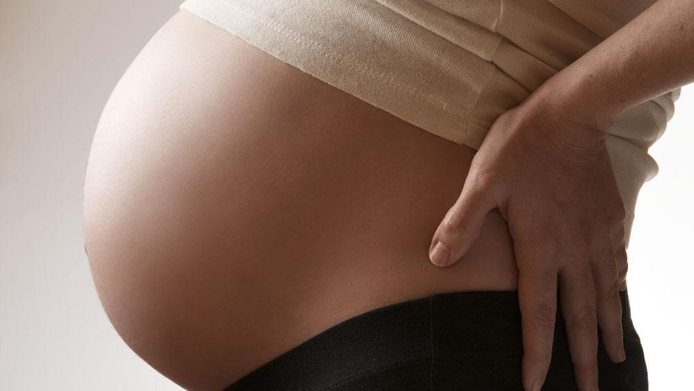 孕期这3个动作要少做，对宝宝发育有影响