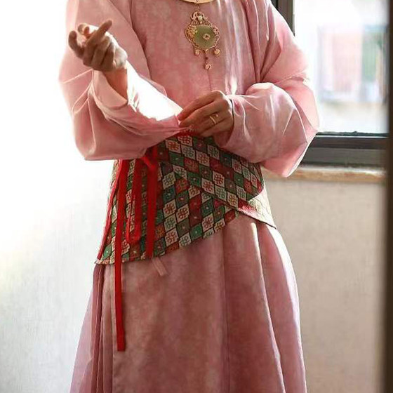 Xiwu Guofeng Hanfu wearing with accessories accessories, men and women, the same crescent red and green diamond grid holding the waist
Xiwu Guofeng Hanfu wearing with accessories accessories, men and women, the same crescent red and green diamond grid holding the waist