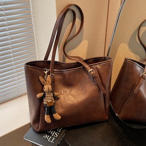 Retro large-capacity bag for women 2025 new autumn and winter versatile high-end tote bag student commuter shoulder bag 
Retro large-capacity bag for women 2025 new autumn and winter versatile high-end tote bag student commuter shoulder bag