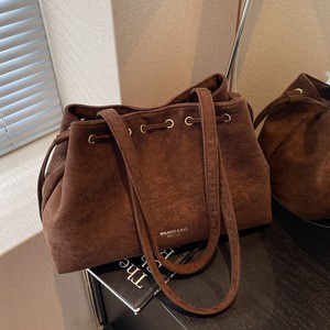 Maillard Retro Suede Bag Women's 2025 New Autumn and Winter Fashion Tote Bag Work Commuting Shoulder Bag 
Maillard Retro Suede Bag Women's 2025 New Autumn and Winter Fashion Tote Bag Work Commuting Shoulder Bag