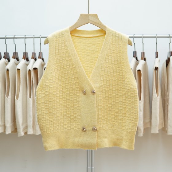 772 sleeveless double-breasted layered autumn solid color V-neck new small Korean style college style knitted vest vest
772 sleeveless double-breasted layered autumn solid color V-neck new small Korean style college style knitted vest vest