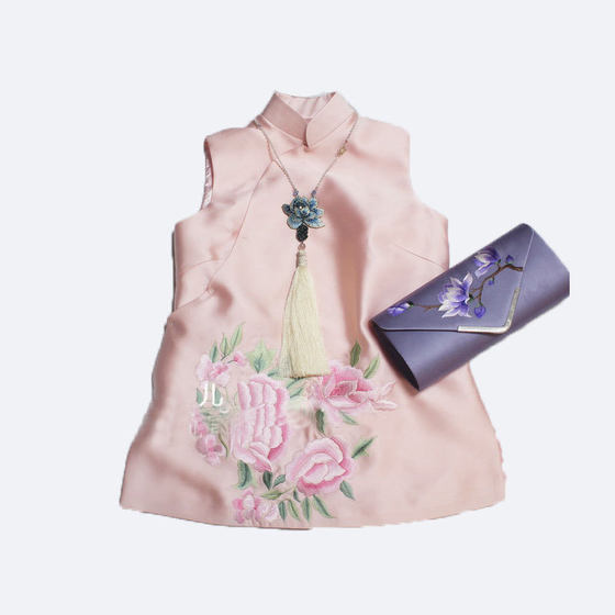 Original self -made manual customized oblique satin peony embroidery Chinese horse clip spring new party giving gifts and versatile Original self -made manual customized oblique satin peony embroidery Chinese horse clip spring new party giving gifts and versatile