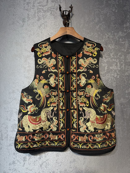 New Chinese style round neck buckle retro ethnic style embroidered vest 2024 autumn new Chinese style retro horse clip
New Chinese style round neck buckle retro ethnic style embroidered vest 2024 autumn new Chinese style retro horse clip