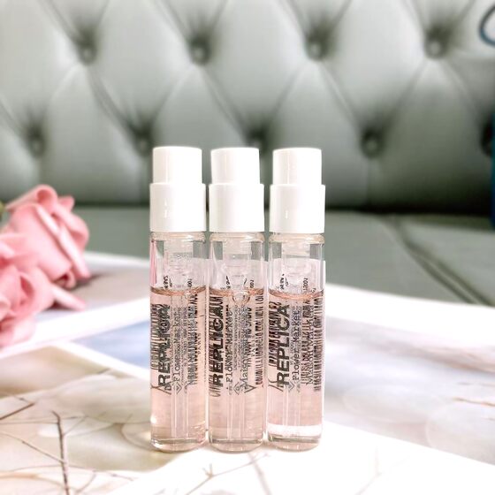 Mason Majira Flower Market Eau delicacy 2ml*3 EDT Eau delicacy memory fragrance test tube sample with spray head 
Mason Majira Flower Market Eau delicacy 2ml*3 EDT Eau delicacy memory fragrance test tube sample with spray head