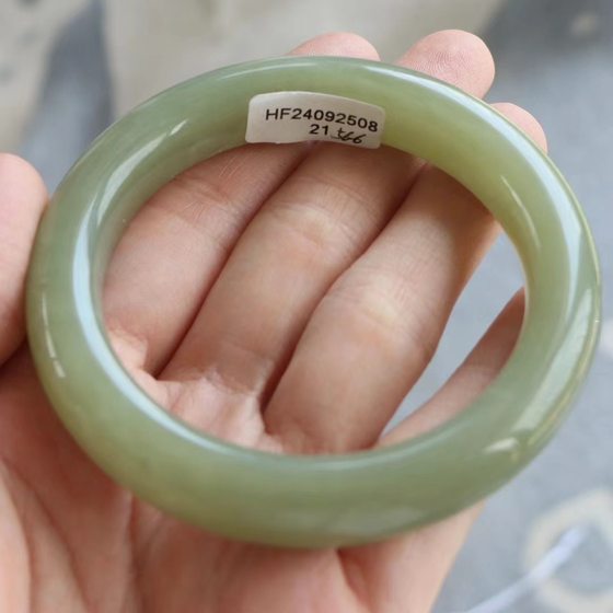 Fidelity natural Hetian jade bracelet 56 circle mouth certificate number 9250821 Qinghai Qingshui Lake green
Fidelity natural Hetian jade bracelet 56 circle mouth certificate number 9250821 Qinghai Qingshui Lake green