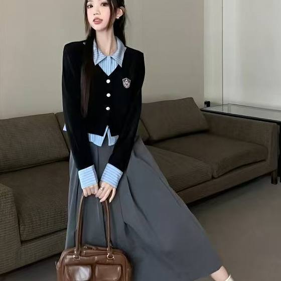 Large size college style suit for women in autumn high-end sense fake two-piece shirt fat MM slim skirt two-piece suit
Large size college style suit for women in autumn high-end sense fake two-piece shirt fat MM slim skirt two-piece suit