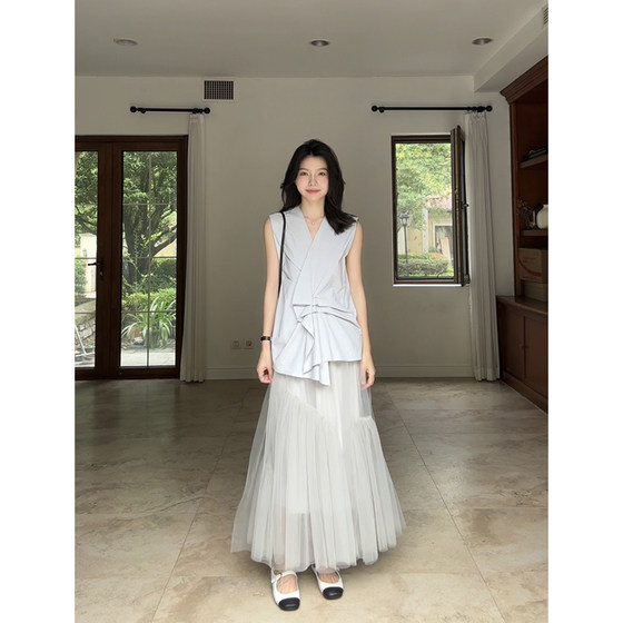 Guo Jiujiu 100% cotton v-neck loose sleeveless shirt summer top irregular mesh splicing skirt
Guo Jiujiu 100% cotton v-neck loose sleeveless shirt summer top irregular mesh splicing skirt