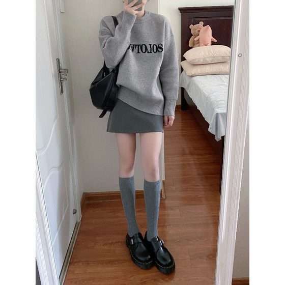 High-end gray letter sweater for women in autumn and winter 2025 new lazy style loose style sweater for outside wear pullover knit top
High-end gray letter sweater for women in autumn and winter 2025 new lazy style loose style sweater for outside wear pullover knit top