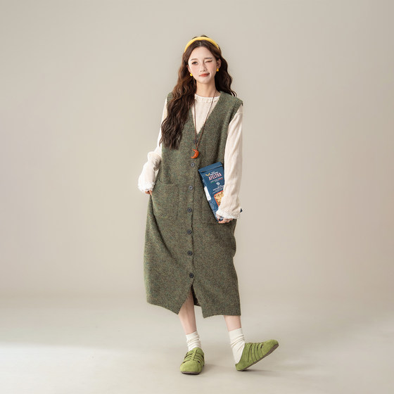 Retro green V-neck sleeveless vest dress for women in autumn new lazy and relaxed knitted cardigan long skirt
Retro green V-neck sleeveless vest dress for women in autumn new lazy and relaxed knitted cardigan long skirt