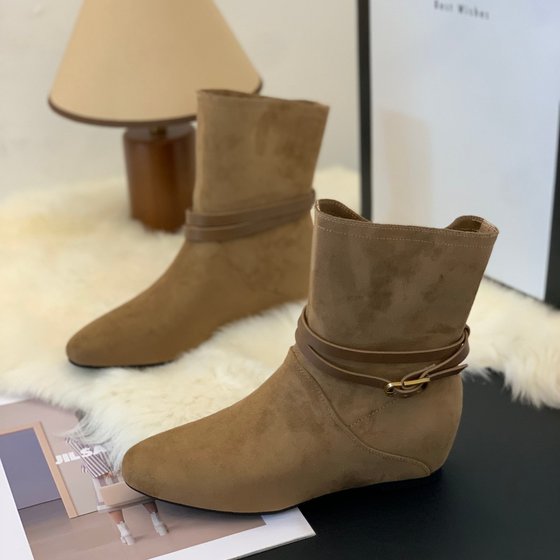 French internal frosted suede high-end flat-sole pointed-toe belt buckle Martin boots 2025 autumn and winter new fashion boots
French internal frosted suede high-end flat-sole pointed-toe belt buckle Martin boots 2025 autumn and winter new fashion boots
