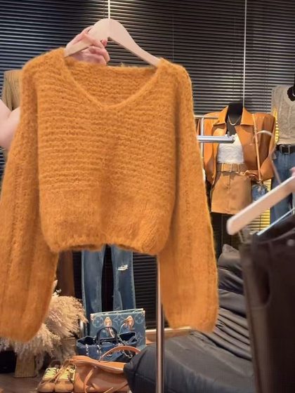 Korean lazy style V-neck high-end pullover long-sleeved sweater for women 2025 autumn and winter new fashionable age-reducing sweater
Korean lazy style V-neck high-end pullover long-sleeved sweater for women 2025 autumn and winter new fashionable age-reducing sweater