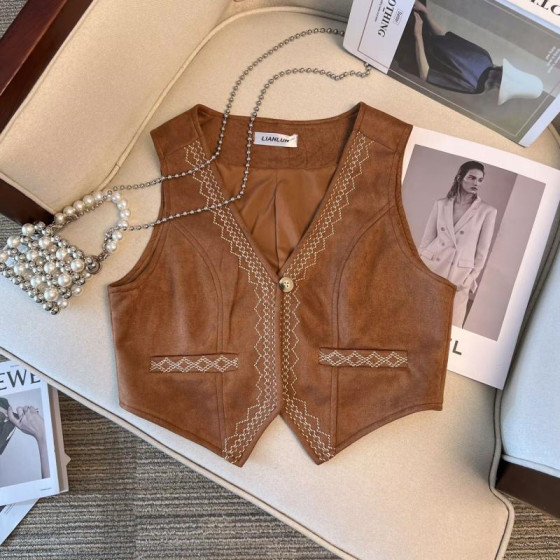 Bohemian retro heavy industry embroidered vest deerskin vest women travel outfit western denim horse clip top
Bohemian retro heavy industry embroidered vest deerskin vest women travel outfit western denim horse clip top
