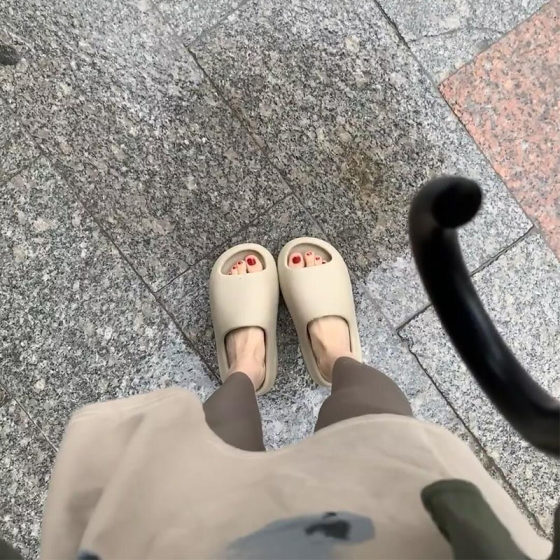 Coconut Slippers for Women 2025 New Soft Sole Couple Trendy Thick Sole Flip-Flops Home Indoor Home Bathroom Bathroom
Coconut Slippers for Women 2025 New Soft Sole Couple Trendy Thick Sole Flip-Flops Home Indoor Home Bathroom Bathroom
