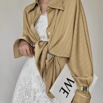 Golden striped shirt for women spring acetate satin long sleeve professional temperament shirt high-end top design sense 
Golden striped shirt for women spring acetate satin long sleeve professional temperament shirt high-end top design sense