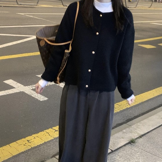 French soft and high-end round neck knitted cardigan for women in autumn 2025 new sweater jacket inner base shirt French soft and high-end round neck knitted cardigan for women in autumn 2025 new sweater jacket inner base shirt