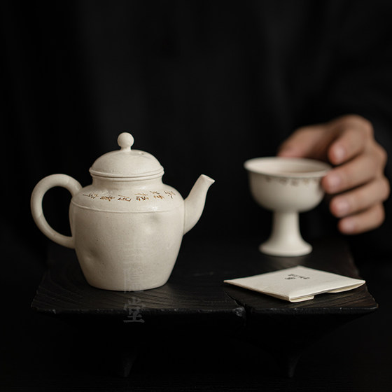 Guiyintang Wabi Salien Style Retro Handwritten White Pottery Teapot Household Small Kung Fu Tea Single Pot Hand Holding Pot Teapot
Guiyintang Wabi Salien Style Retro Handwritten White Pottery Teapot Household Small Kung Fu Tea Single Pot Hand Holding Pot Teapot