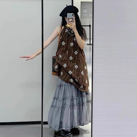 Summer match with a complete set of new Chinese retro halter sleeveless tops layered skirt suit for women
Summer match with a complete set of new Chinese retro halter sleeveless tops layered skirt suit for women