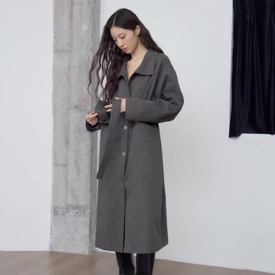 Ton silver-gray special-shaped buckle textured long windbreaker Tonolab
Ton silver-gray special-shaped buckle textured long windbreaker Tonolab