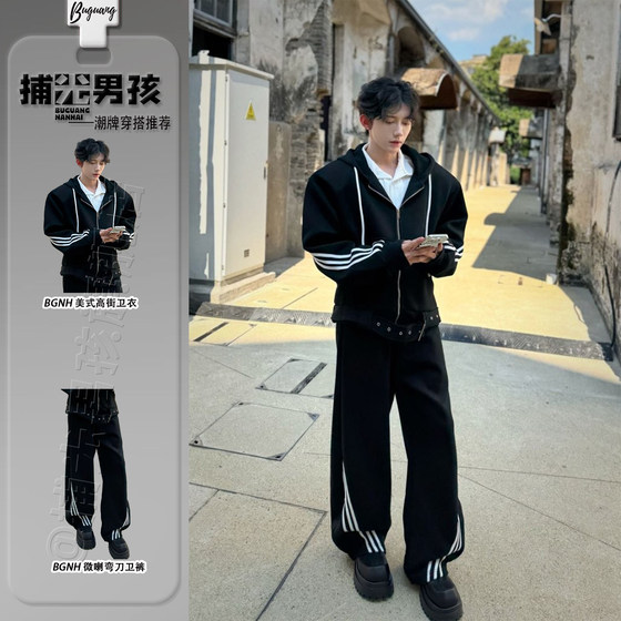 Three-bar striped casual sweatshirt and trousers suit men's autumn ootd outfit short silhouette hooded jacket jacket
Three-bar striped casual sweatshirt and trousers suit men's autumn ootd outfit short silhouette hooded jacket jacket
