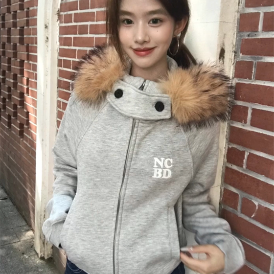 American retro grey detachable fur collar hooded sweatshirt for women in autumn lazy style slim zipper short top jacket
American retro grey detachable fur collar hooded sweatshirt for women in autumn lazy style slim zipper short top jacket
