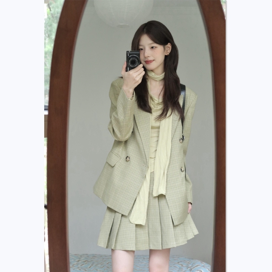 Korean style high-end checked suit jacket for women in spring and autumn college style suit top pleated skirt two-piece set
Korean style high-end checked suit jacket for women in spring and autumn college style suit top pleated skirt two-piece set