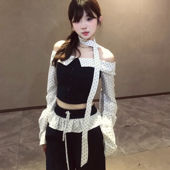 Sexy hot girl suit for women in autumn polka dot splicing one-shoulder shirt top high waist straight wide-leg pants two-piece set
Sexy hot girl suit for women in autumn polka dot splicing one-shoulder shirt top high waist straight wide-leg pants two-piece set