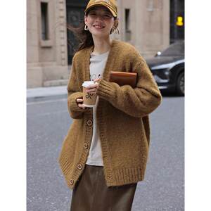 Recommended French retro brown v-neck raccoon velvet sweater jacket for women in autumn and winter mid-length thickened soft waxy knitted 
Recommended French retro brown v-neck raccoon velvet sweater jacket for women in autumn and winter mid-length thickened soft waxy knitted