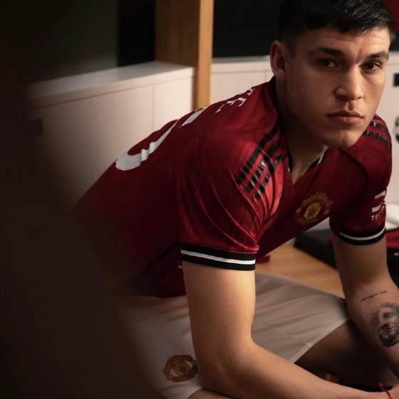2526 Manchester United jersey home B Fee No. 8 long sleeve Menu player version Ugat Limahoilen football uniform men
2526 Manchester United jersey home B Fee No. 8 long sleeve Menu player version Ugat Limahoilen football uniform men