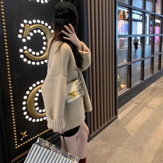 New loose and lazy style v-neck khaki raccoon velvet sweater jacket for women autumn and winter mid-length thickened soft waxy needle 
New loose and lazy style v-neck khaki raccoon velvet sweater jacket for women autumn and winter mid-length thickened soft waxy needle