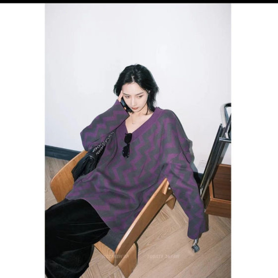 New autumn and winter corrugated purple contrasting water ripple sweater V-neck sweater JEEZS flying sleeves 
New autumn and winter corrugated purple contrasting water ripple sweater V-neck sweater JEEZS flying sleeves