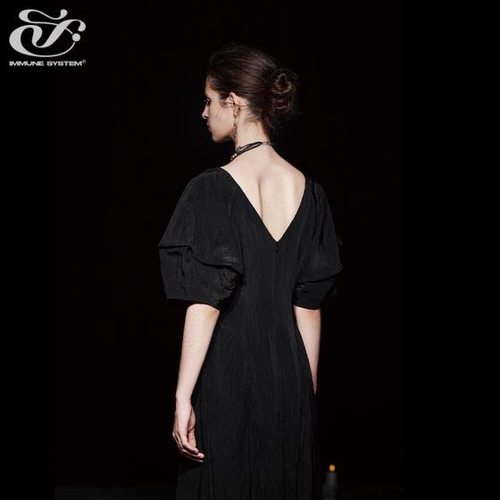 Immune system, full aura, deep V black long autumn design long skirt on the back
Immune system, full aura, deep V black long autumn design long skirt on the back