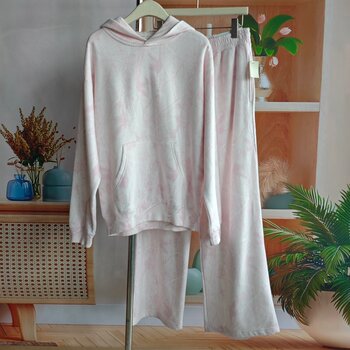 Exported to the United States, fresh campus soft knitted velvet loose large size casual suit women's two-piece set 
Exported to the United States, fresh campus soft knitted velvet loose large size casual suit women's two-piece set
