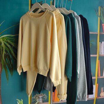 Exported to the United States, autumn long-sleeved round neck casual sports suit solid color sweatshirt and sweatpants with drawstring for women, thin velvet 
Exported to the United States, autumn long-sleeved round neck casual sports suit solid color sweatshirt and sweatpants with drawstring for women, thin velvet