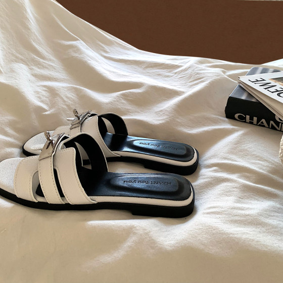 Jinyu Lu Gao and old money style flat-bottomed flip-flops for women in summer wear ins French Korean style fashionable seaside slippers
Jinyu Lu Gao and old money style flat-bottomed flip-flops for women in summer wear ins French Korean style fashionable seaside slippers