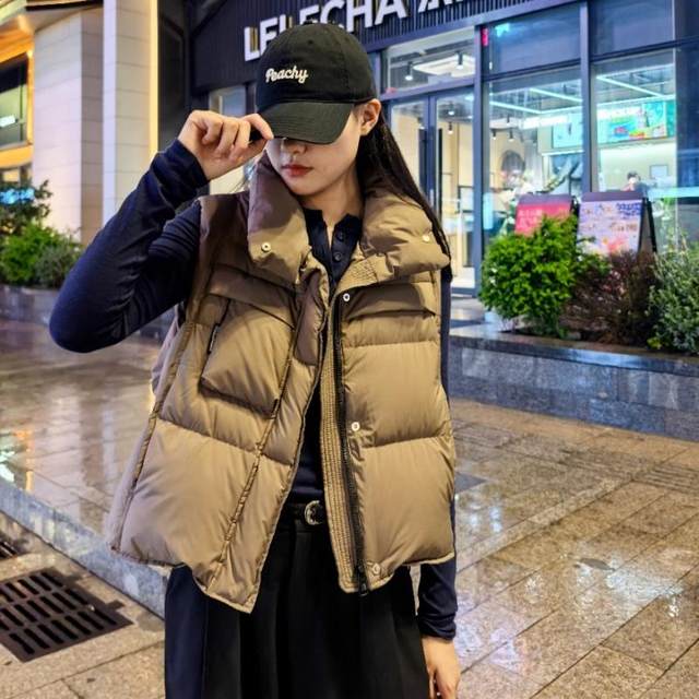 Autumn and winter down cotton vest 2025 new large size women's design thickened vest warm vest sleeveless jacket Autumn and winter down cotton vest 2025 new large size women's design thickened vest warm vest sleeveless jacket