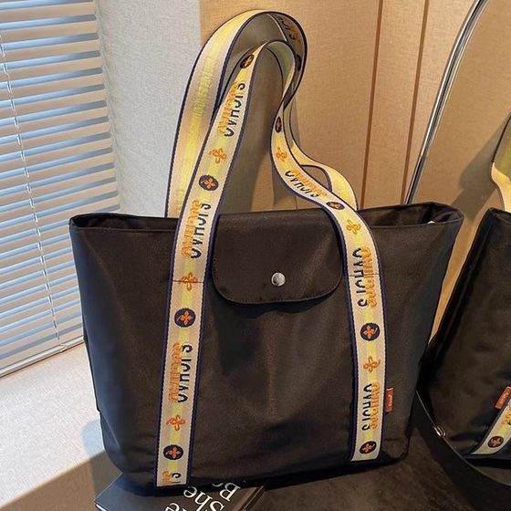 Large-capacity lightweight portable shopping bag for women 2025 new commuting to class shoulder bag travel tote bag trendy
Large-capacity lightweight portable shopping bag for women 2025 new commuting to class shoulder bag travel tote bag trendy
