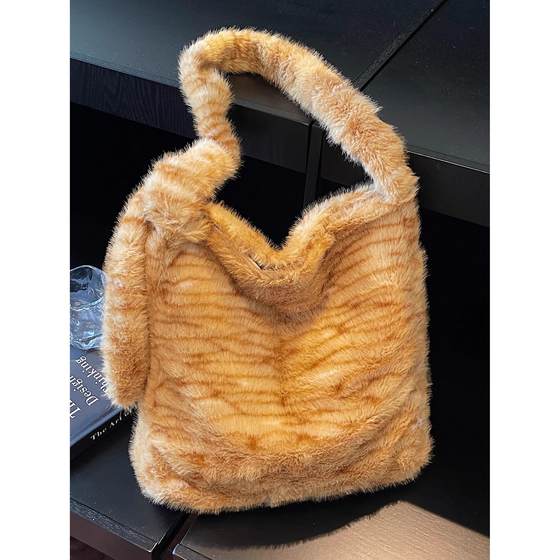 Plush leopard print tote bag for women 2025 autumn and winter large capacity class commuting shoulder bag travel handheld shopping bag
Plush leopard print tote bag for women 2025 autumn and winter large capacity class commuting shoulder bag travel handheld shopping bag