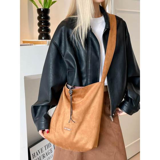 Large-capacity cloth bag bag for women in autumn and winter, versatile 2025 new casual shoulder crossbody shopping bag, high-end tote bag
Large-capacity cloth bag bag for women in autumn and winter, versatile 2025 new casual shoulder crossbody shopping bag, high-end tote bag