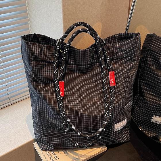 Internet celebrity plaid hand-held shopping bag women's large-capacity class commuting shoulder bag casual travel tote bag mommy bag
Internet celebrity plaid hand-held shopping bag women's large-capacity class commuting shoulder bag casual travel tote bag mommy bag