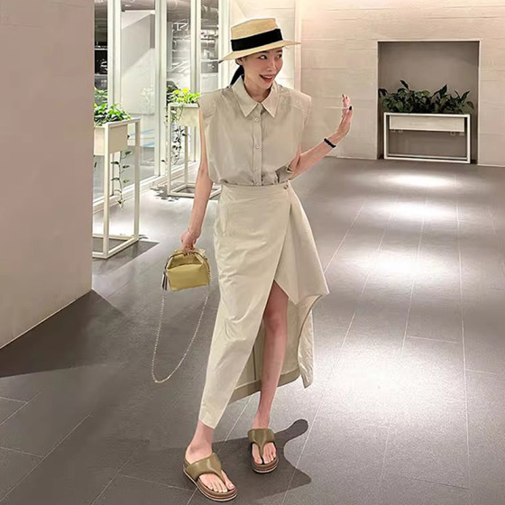 Liangliang Home Retro Niche Sleeveless Vest Shirt Women's Summer New Design Sense One-button Irregular Skirt
Liangliang Home Retro Niche Sleeveless Vest Shirt Women's Summer New Design Sense One-button Irregular Skirt