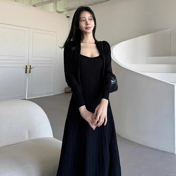 Liangliang home mid-length black suspender dress for women's spring new high-end long-sleeved knitted cardigan two-piece set
Liangliang home mid-length black suspender dress for women's spring new high-end long-sleeved knitted cardigan two-piece set