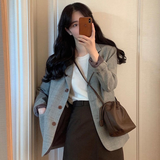 South Korea Chic retro temperament lapel three -button double pockets loose and versatile long -sleeved casual suit outer jacket female
South Korea Chic retro temperament lapel three -button double pockets loose and versatile long -sleeved casual suit outer jacket female