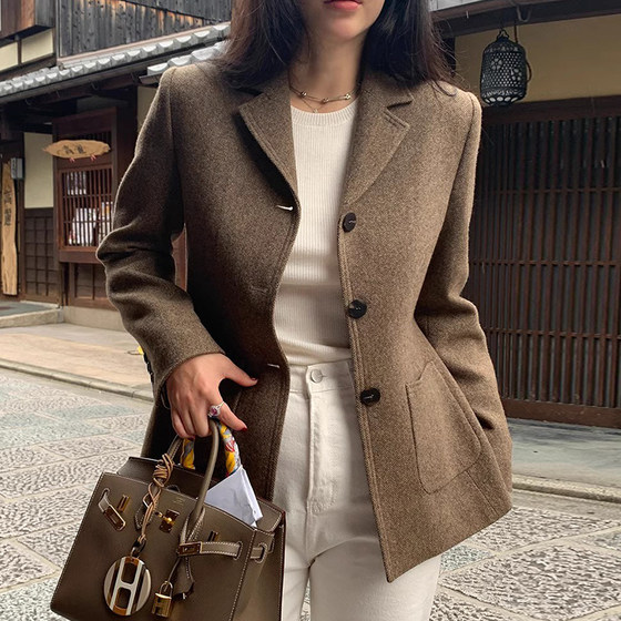 Korean chic winter French high-end suit collar single-breasted loose versatile long-sleeved woolen jacket for women
Korean chic winter French high-end suit collar single-breasted loose versatile long-sleeved woolen jacket for women